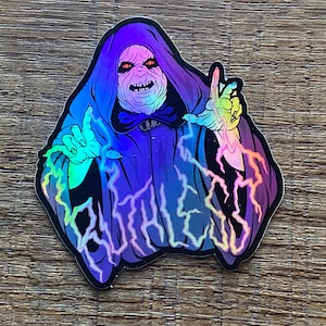 Może przedstawiać: Holograficzna naklejka przedstawiająca postać w purpurowej szacie z groźnym wyrazem twarzy, otoczoną elektrycznymi niebieskimi błyskawicami. Tekst "FOREVER" jest napisany stylizowanym fontem.