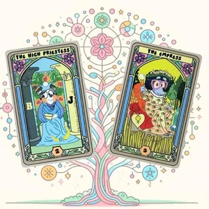 Puede incluir: Dos cartas de tarot con ilustraciones de perros. La carta de la Suma Sacerdotisa muestra un perro con túnica azul, y la carta de la Emperatriz representa un perro con un vestido floral. Las cartas están sobre un fondo pastel con un diseño de árbol y flores.