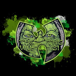 Puede incluir: Logotipo verde y negro de Wu-Tang Clan con una cara verde de Yoda en el centro. El texto "THE WU" está en el lado izquierdo y "THIS IS!" está en el lado derecho. El logotipo está sobre un fondo negro con salpicaduras de pintura verde y blanca.