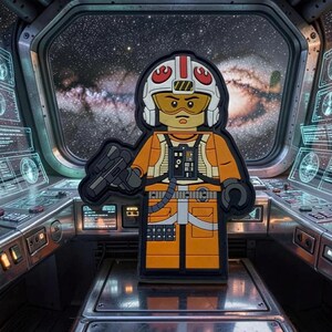 Könnte beinhalten: Ein Aufnäher mit einem Lego-ähnlichen Piloten in einem orangefarbenen Fluganzug und einem weißen Helm mit roten Akzenten. Der Pilot hält einen schwarzen Blaster. Der Hintergrund zeigt ein Raumschiffcockpit mit Blick auf eine Sternengalaxie.