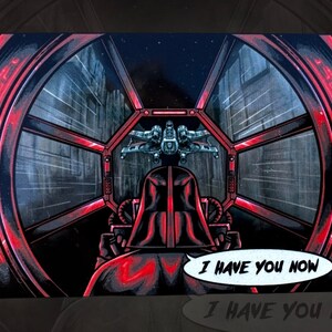 Op de afbeelding: Een rode en zwarte illustratie van Darth Vader in de cockpit van zijn TIE-jager, met een rebellen-X-wing in de vizier. De tekst "I HAVE YOU NOW" staat in een spraakballon.