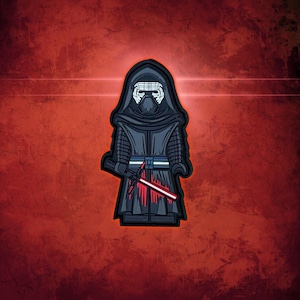 Może przedstawiać: Czarna i szara naszywka przedstawiająca Kylo Rena z Gwiezdnych Wojen. Naszywka przedstawia Kylo Rena w jego kapturowym stroju, trzymającego czerwony miecz świetlny. Tło jest teksturowane czerwone.
