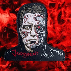 Op de afbeelding: Gestikt patch met een zwart-wit afbeelding van de Terminator met een rood oog. Het patch heeft een zwarte achtergrond met het woord "Judgment" in rood.