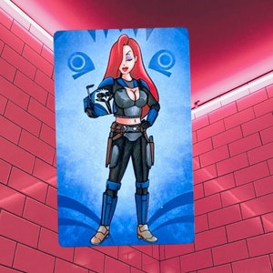 Op de afbeelding: Een cartoonillustratie van een vrouwelijk personage met rood haar dat een blauw en grijs pak draagt en een blastergeweer vasthoudt. De achtergrond is blauw met een golvend patroon.