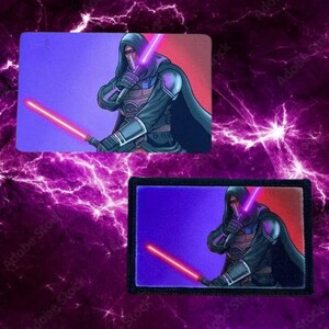 Może przedstawiać: Dwa obrazy przedstawiające ciemnofioletową i czarną postać z kapturem i fioletowym mieczem świetlnym. Postać stoi na fioletowym i niebieskim tle.