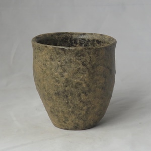 Taza grande de cerámica desgastada, Guinomi hecha a mano, taza de cerámica texturizada