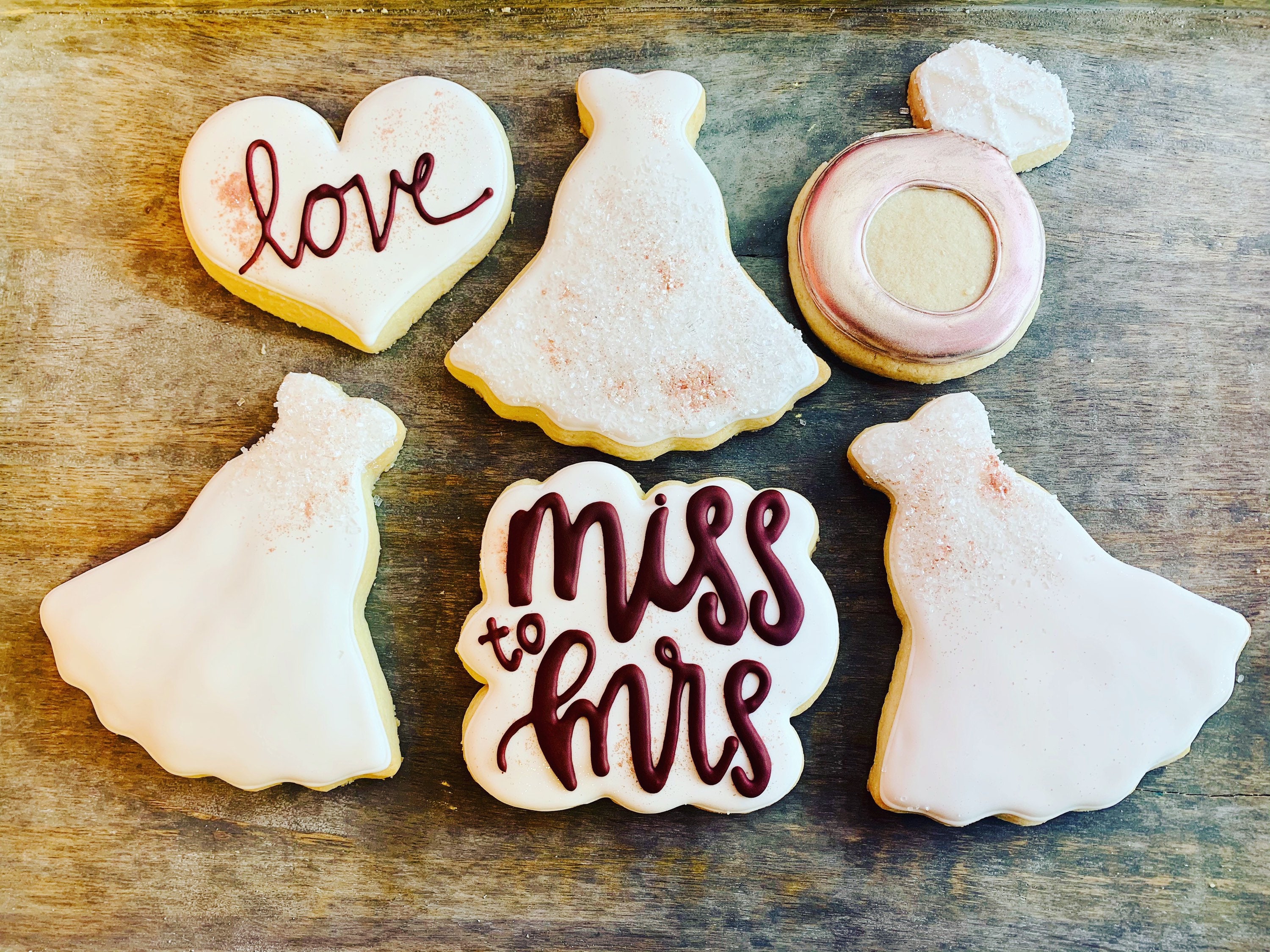 How to decorate wedding dress sugar cookies | Honestweddingadvice.com How to decorate wedding dress sugar cookies | Honestweddingadvice.com