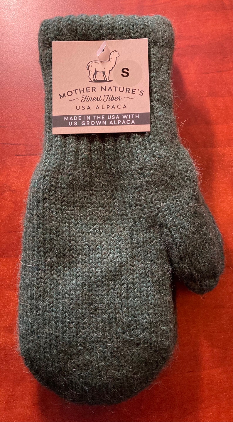 K&ouml;nnte beinhalten: Gr&uuml;ner Alpaka-Wollhandschuh mit einem braunen Etikett mit der Aufschrift "Mother Nature's Finest Fiber USA Alpaca Made in the USA with U.S. Grown Alpaca" und einem Gr&ouml;&szlig;enetikett "S".