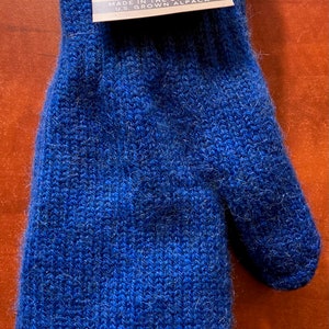 K&ouml;nnte beinhalten: Blaue Alpaka-Wollm&uuml;tze mit einem braunen Etikett mit der Aufschrift "Mother Nature's Finest Fiber USA Alpaca Made in the USA with U.S. Grown Alpaca" und einem Gr&ouml;&szlig;enetikett "M".