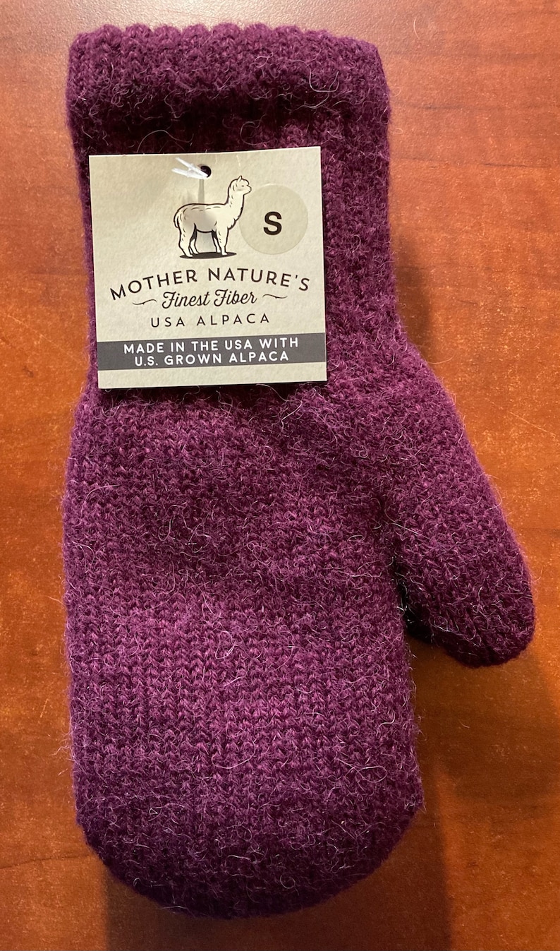 K&ouml;nnte beinhalten: Lilafarbener Alpaka-Wollhandschuh mit einem Etikett mit der Aufschrift "Mother Nature's Finest Fiber - USA Alpaca - Made in the USA with U.S. Grown Alpaca" und einem Gr&ouml;&szlig;enetikett "S".