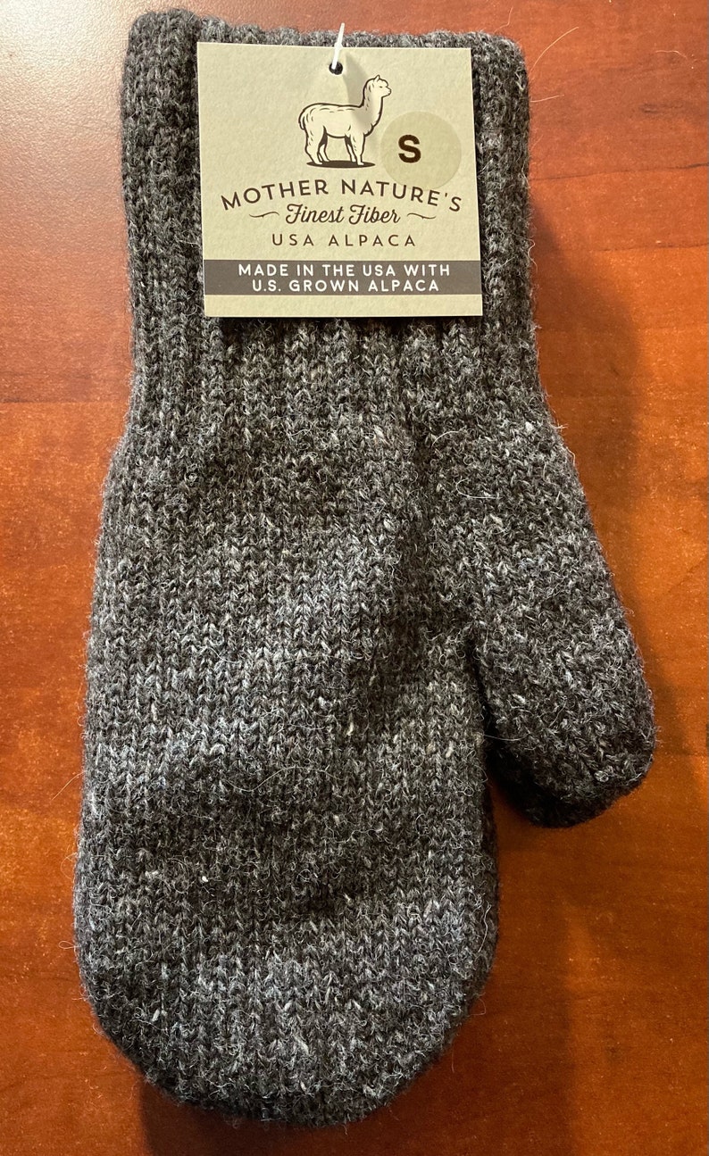 K&ouml;nnte beinhalten: Graue Alpaka-Wollhandschuhe mit einem Etikett mit der Aufschrift "Mother Nature's Finest Fiber USA Alpaca Made in the USA with U.S. Grown Alpaca" und einem Gr&ouml;&szlig;enetikett "S".