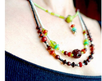 COLLIER * CHOCO & PISTACHE * en perles vintage en vert, brun et rouge