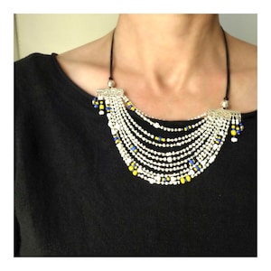 COLLIER plastron multi-rangs REINE du NIL argent, blanc, jaune, bleu et noir en perles rocailles afbeelding 1