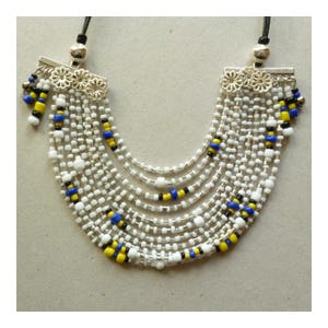 COLLIER plastron multi-rangs REINE du NIL argent, blanc, jaune, bleu et noir en perles rocailles afbeelding 3