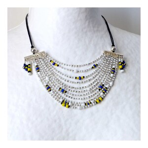 COLLIER plastron multi-rangs REINE du NIL argent, blanc, jaune, bleu et noir en perles rocailles afbeelding 2