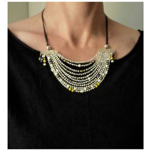 COLLIER plastron multi-rangs REINE du NIL argent, blanc, jaune, bleu et noir en perles rocailles afbeelding 4