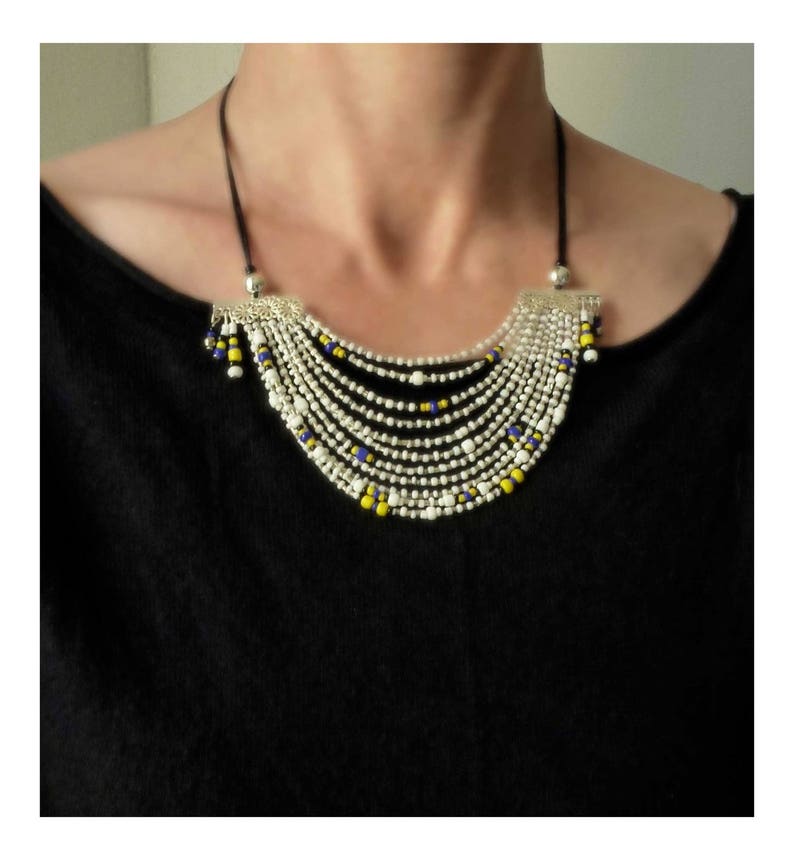 COLLIER plastron multi-rangs REINE du NIL argent, blanc, jaune, bleu et noir en perles rocailles afbeelding 4