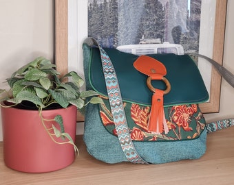 Fabric bag with a front pocket and another zipped pocket on the back