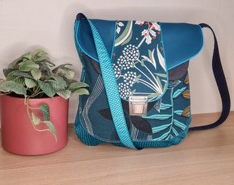Fabric bag with a front pocket and another zipped pocket on the back