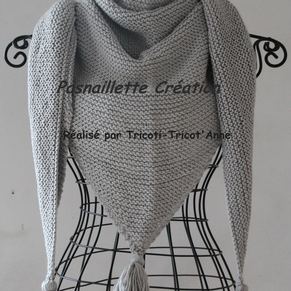 Châle ou chèche tricoté à la main et ses pompons en laine fait main coloris Gris clair (taille unique).