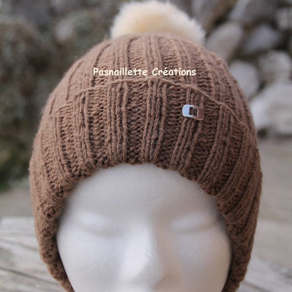 Bonnet Femme/Ados en côtes 2/2 tricoté à la main et son pompon acrylique tout doux taille unique.