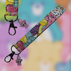 Porte-clés avec bracelet Oursons - 15,4 cm (6 po.) Porte-clés dessin animé pastel - Joli cadeau fait main - Esthétique nostalgie des années 80 et de l'an 2000