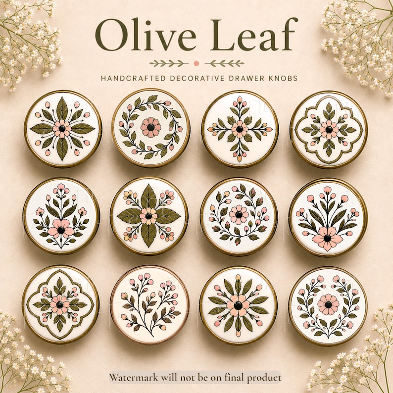 Pu&ograve; includere: Dodici pomelli rotondi per cassetti con base color crema, ognuno caratterizzato da illustrazioni botaniche uniche di fiori rosa e foglie di olivo verdi. I pomelli sono incorniciati da un bordo color oro e riportano il testo Olive Leaf.