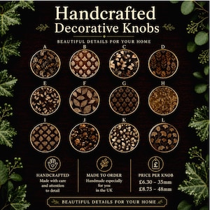 Peut inclure: Une collection de douze boutons décoratifs circulaires étiquetés de A à L, présentant chacun des motifs botaniques ou géométriques distincts en brun foncé et or. Le texte Handcrafted Decorative Knobs figure en haut, avec des tailles de 35mm et 48mm.