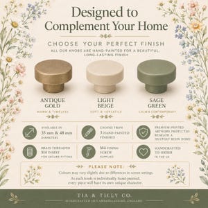 Pu&ograve; includere: Tre pomelli rotondi per mobili con finiture oro antico, beige chiaro e verde salvia. Il testo recita: Designed to Complement Your Home, Choose Your Perfect Finish, diametri 35 mm e 48 mm, vite di fissaggio M4 inclusa e Tia & Tilly Co.
