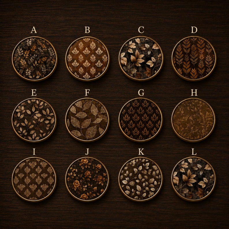 Pode incluir: Uma grade de doze bot&otilde;es ou caboch&otilde;es circulares com borda dourada, rotulados de A a L, cada um apresentando um padr&atilde;o bot&acirc;nico ou geom&eacute;trico &uacute;nico em tons de marrom e bege. Os designs incluem motivos de folhas, flores e padr&otilde;es damascados.