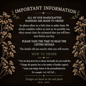 Pode incluir: Uma placa informativa com textura de madeira escura e texto em branco que diz IMPORTANT INFORMATION, ALL OF OUR HANDCRAFTED HANDLES ARE MADE TO ORDER, PLEASE TAKE THE TIME TO READ THE LISTING DETAILS, HOW TO ORDER e instru&ccedil;&otilde;es, emoldurada por flores secas.