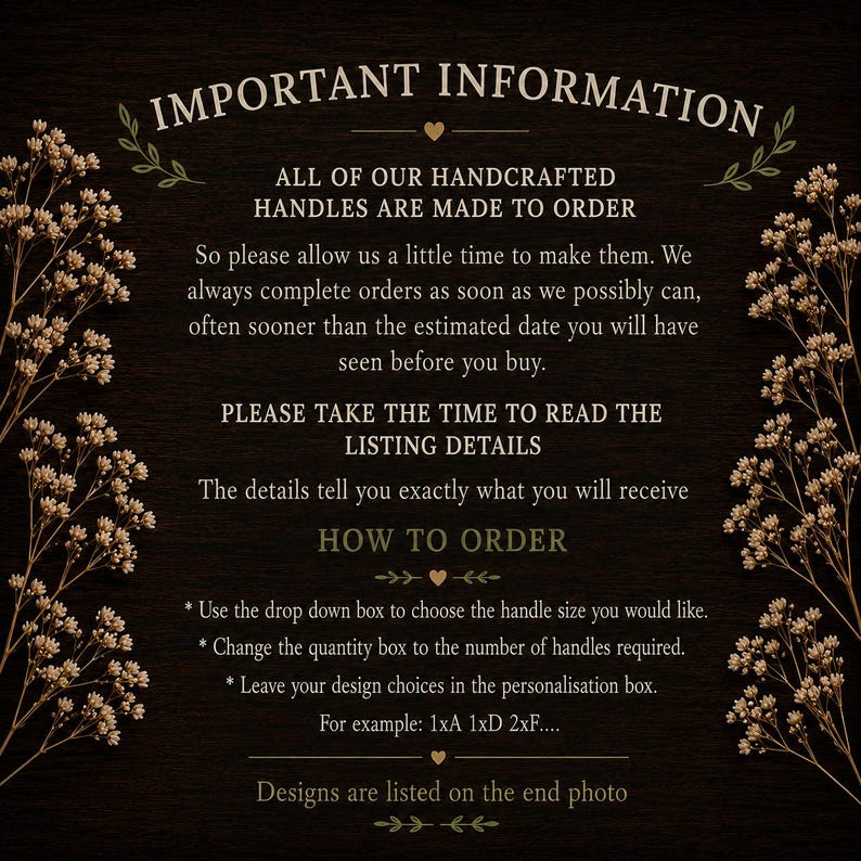 Pode incluir: Uma placa informativa com textura de madeira escura e texto em branco que diz IMPORTANT INFORMATION, ALL OF OUR HANDCRAFTED HANDLES ARE MADE TO ORDER, PLEASE TAKE THE TIME TO READ THE LISTING DETAILS, HOW TO ORDER e instru&ccedil;&otilde;es, emoldurada por flores secas.