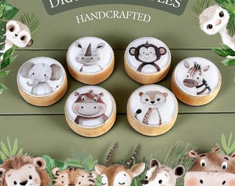 ジャングルアニマル木製ノブ：サファリ保育園の装飾、手作り。価格はノブ1つあたりです。