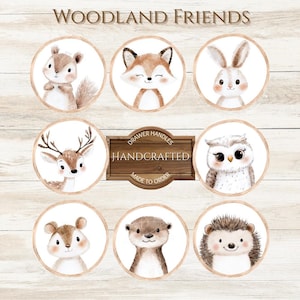 以下が含まれることがあります： リス、キツネ、ウサギ、シカ、フクロウ、ビーバー、カワウソ、ハリネズミなど、森の動物たちの水彩イラストが描かれた丸い引き出しの取っ手のコレクションです。「Woodland Friends」、「Drawer Handles」、「Handcrafted」、「Made to Order」と表示されています。