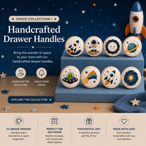 Pode incluir: Oito puxadores de gaveta redondos de madeira com ilustrações espaciais, incluindo um foguete, astronauta, lua, planeta, alienígena, estrela cadente e galáxia. O texto diz Space Collection I, Handcrafted Drawer Handles e Explore the Collection.