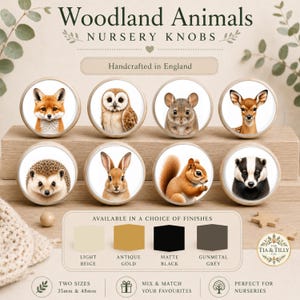 Può includere: Un set di otto pomelli rotondi per mobili con illustrazioni di volpe, gufo, topo, cervo, riccio, coniglio, scoiattolo e tasso. Il testo riporta Woodland Animals Nursery Knobs, Handcrafted in England ed elenca le opzioni di finitura.