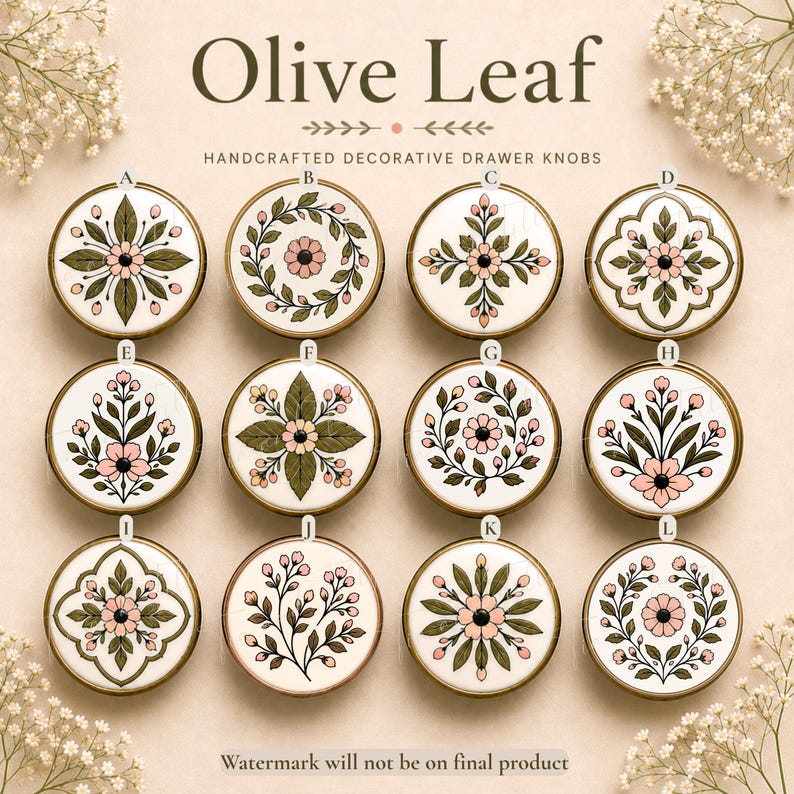 Pu&ograve; includere: Dodici pomelli per cassetti rotondi in ceramica etichettati da A a L, ognuno con motivi unici di foglie di olivo e fiori in tonalit&agrave; di verde e rosa su sfondo bianco, disposti in una griglia con il testo Olive Leaf Handcrafted Decorative Drawer Knobs.