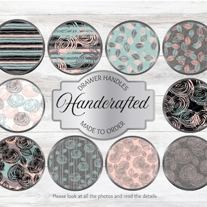 Op de afbeelding: Een verzameling handgemaakte deurgrepen met diverse ontwerpen. De grepen hebben patronen zoals strepen, wervelingen en bloemmotieven in kleuren als zwart, grijs, blauwgroen en roze. De tekst "DRAWER HANDLES Handcrafted MADE TO ORDER" is ook zichtbaar.