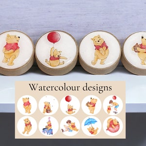 Peut inclure: Ensemble de quatre boutons ronds en bois avec des personnages et des motifs Winnie l'ourson. Les boutons présentent des illustrations à l'aquarelle de Winnie l'ourson, Porcinet et Tigrou. Les boutons sont parfaits pour ajouter une touche de fantaisie à n'importe quelle pièce.