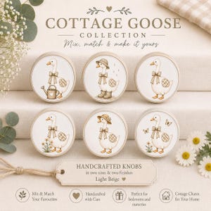 Könnte beinhalten: Sechs runde Knöpfe mit Illustrationen von weißen Gänsen mit braunen Karoschleifen. Die Gänse sind mit verschiedenen Accessoires wie einer Gießkanne, Gummistiefeln, einem Hut und Blumen dargestellt. Ein Schild trägt die Aufschrift HANDCRAFTED KNOBS.