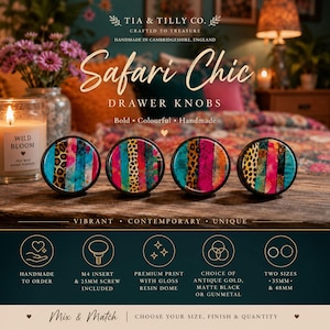 Peut inclure: Quatre boutons de tiroir ronds présentant un motif à rayures verticales multicolores et vives avec des accents d'imprimé léopard. Les boutons ont une finition en dôme de résine brillante et sont posés sur une surface en bois. Texte Safari Chic.