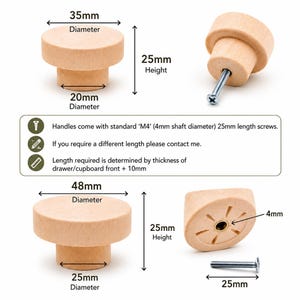 Może przedstawiać: Dwie gałki meblowe z jasnego drewna z cylindrycznymi podstawami i płaskimi, okrągłymi wierzchami. Wymiary: średnica 35mm i 48mm, wysokość 25mm. Zawiera śruby M4 25mm. Tekst: Handles come with standard M4 25mm length screws.
