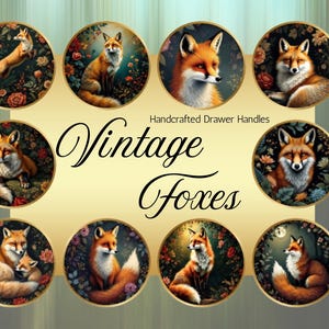Op de afbeelding: Een verzameling handgemaakte ladegrepen met vintage vos illustraties. Elke ronde greep toont een ander vosontwerp, omringd door bloemmotieven. De grepen hebben een gouden rand en staan tegen een gradiënt achtergrond.