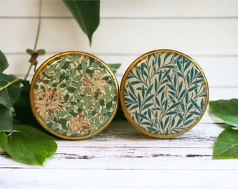 Puxador para cômoda William Morris: puxador de madeira verde e dourado para móveis. Preço por unidade.