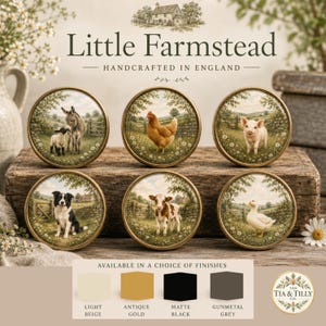 Op de afbeelding: Zes ronde decoratieve knoppen met illustraties van boerderijdieren, waaronder een ezel met een lammetje, een kip, een biggetje, een hond, een kalf en een eend. Elke knop heeft een goudkleurige rand en wordt getoond met een kleurenkaart in lichtbeige, antiekgoud, matzwart en gunmetal grijs.