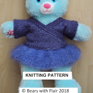 Puede incluir: Un patrón de tejido para un suéter y una falda de color morado y azul para un oso de peluche. El patrón se titula "Bears with Flair 2018".