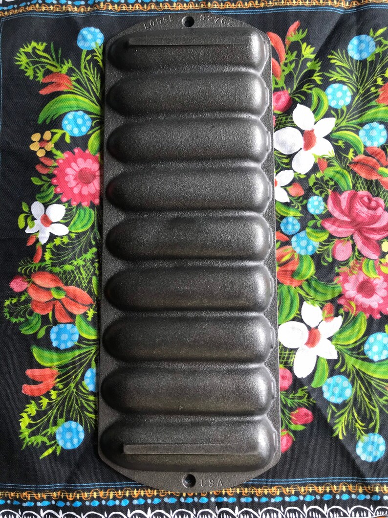Vintage Lodge Cast Iron Cornbread Mold Pan 9 Corn Holder Slots