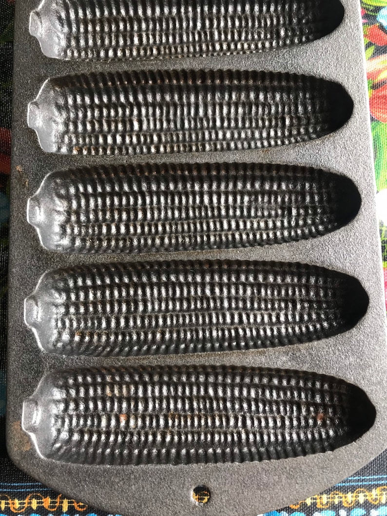 Vintage Lodge Cast Iron Cornbread Mold Pan 9 Corn Holder Slots
