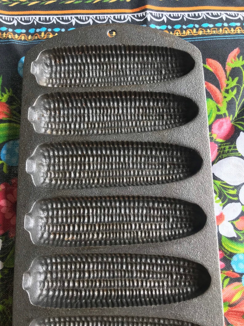 Vintage Lodge Cast Iron Cornbread Mold Pan 9 Corn Holder Slots