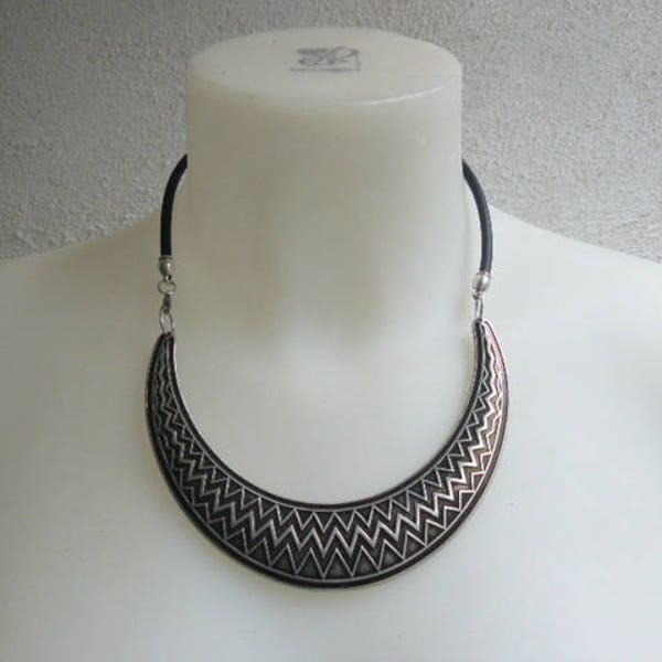 Collier ethnique simple pendentif intercalaire métal argenté